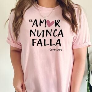 Valentine Day Shirt El Amor Nunca Falla Spanish Love Gift Graphic T-shirt
